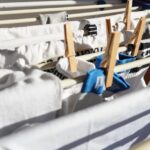 Stendino elettrico con bucato asciutto e deumidificatore in uso in un ambiente domestico.